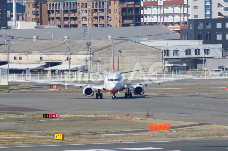 福岡空港、陽射しの中で 福岡空港,昼,飛行機の写真素材