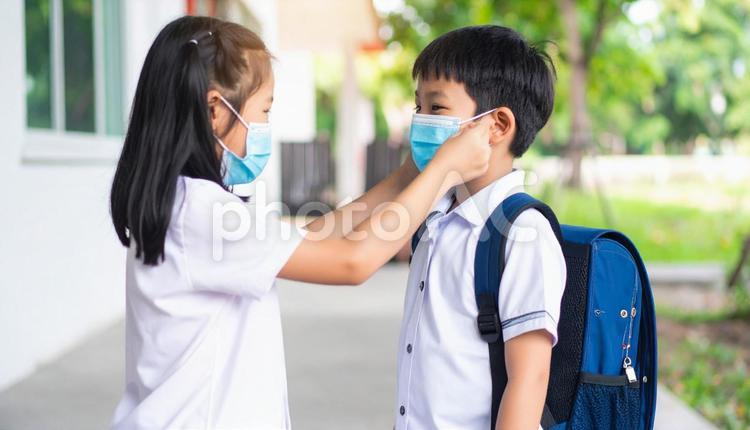 男の子にマスクをつけてあげる女の子 マスク,弟,春の写真素材