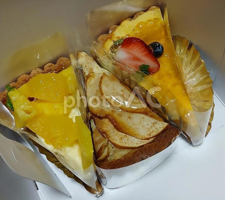 タルトお持ち帰り～ベリー、パインと焼林檎 タルト,苺,ブルーベリーの写真素材