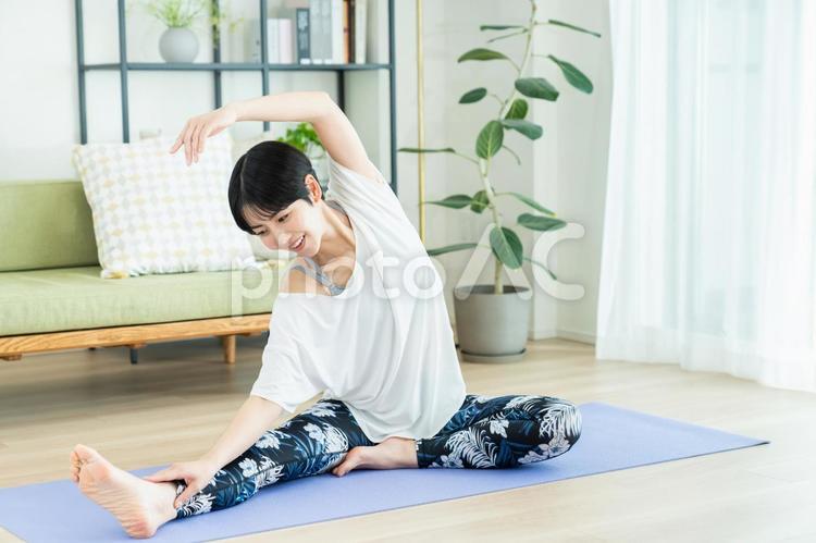 家でヨガをする若い女性 ヨガ,女性,家の写真素材