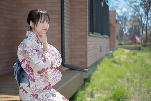 悩む浴衣女性 悩む浴衣女性 女性,大人,浴衣の写真素材