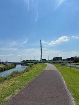 川沿い、土手の上の道路 青空 川沿い、土手の上の道路 青空の写真