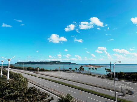 海の見える道・沖縄・海中道路 観光地,コピースペース,港の写真素材