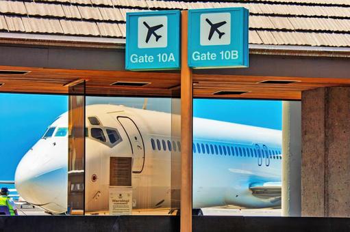 ターミナル越しに見る、まぶしい機体と青空 ターミナル,飛行機,機体の写真素材