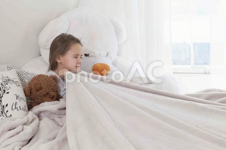 ベッドで毛布を引き上げて怖がる女の子 子ども,女の子,外国人の写真素材
