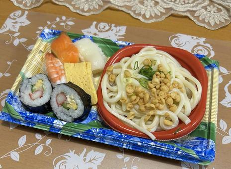 うどんとお寿司のセット弁当 うどんとお寿司のセット弁当 お寿司,うどん,和食の写真素材