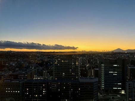 夕暮れの横浜と富士山のシルエット風景 夕暮れの横浜と富士山のシルエット風景 横浜,都市,街並みの写真素材
