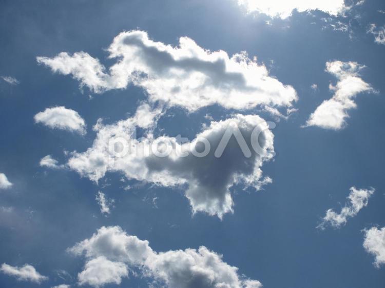 冬の陽に照らされる雲の向こうは青空 空,青空,冬の写真素材