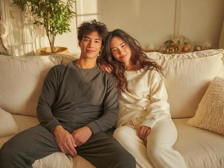 静かに寄り添う仲睦まじい二人 静かに寄り添う仲睦まじい二人の写真