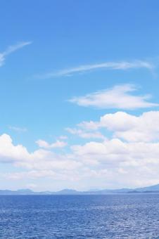 夏の海と空 縦4 夏の海と空 縦4の写真
