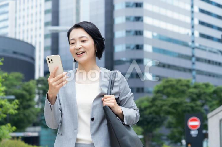 オフィス街で働くミドルのビジネスウーマン ビジネス,女性,通勤の写真素材