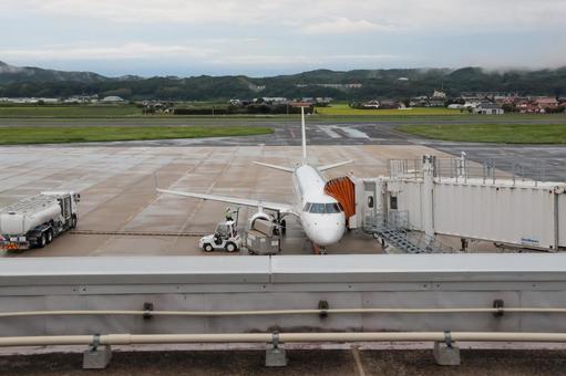 雨上がりの曇天と出雲空港の景色 飛行機,航空機,旅客機の写真素材