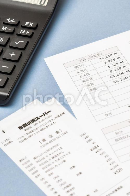 家計簿と計算機とレシート　お金の管理 家計簿,家計,レシートの写真素材