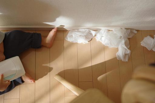 ウエットティッシュをいっぱい出す子ども 子ども,いたずら,ティッシュの写真素材