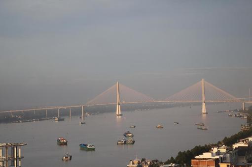 ベトナムのメコン川と大型船と橋と街と空 ベトナム,メコン川,大型船の写真素材