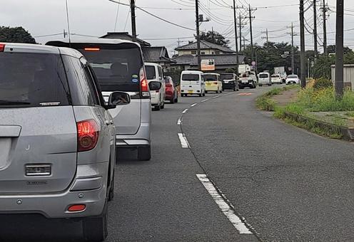 一般道の渋滞の車列 一般道の渋滞の車列の写真