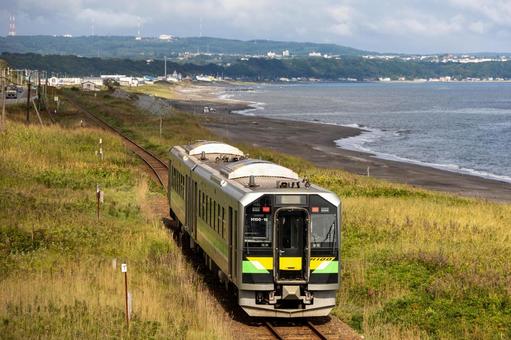 海沿いの線路を走行する鉄道車両 海沿いの線路を走行する鉄道車両 鉄道,気動車,車両の写真素材