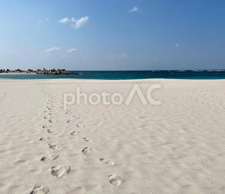 足跡の付いた白浜と海 白浜,南紀白浜,足跡の写真素材