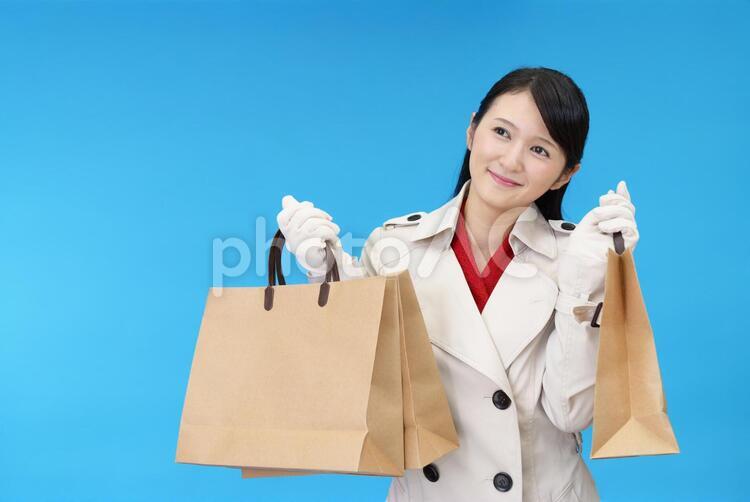 買い物袋を持つ笑顔の女性 女性,女,ショッピングの写真素材