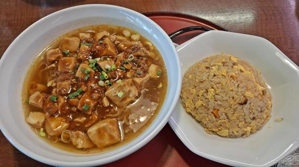 マーボー麺とチャーハンセット マーボー麺,麻婆麺,麻婆豆腐の写真素材