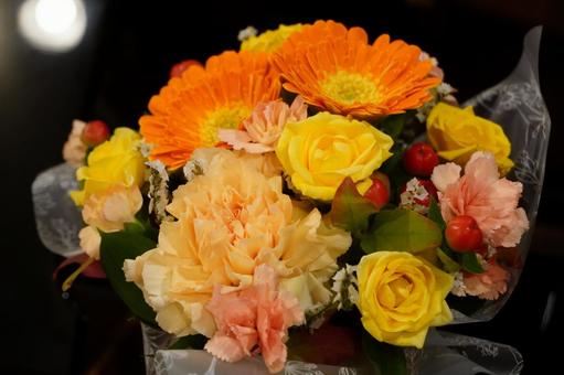 黄色とオレンジ色の花束 黄色とオレンジ色の花束 フラワーアレンジメント,ブーケ,贈り物の写真素材