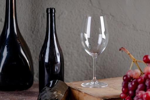 ワインボトルとワイングラスとブドウの写真