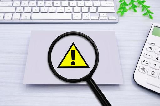 注意マークを虫眼鏡で拡大 注意マークを虫眼鏡で拡大 注意,警戒,注意喚起の写真素材