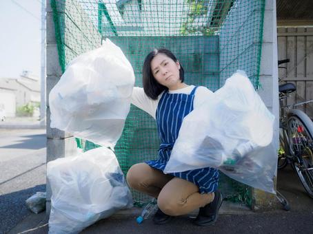 34:ゴミ捨てのマナーに戸惑う女性 34:ゴミ捨てのマナーに戸惑う女性 ゴミ,ゴミ捨て,マナーの写真素材