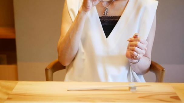 和食屋さんで食事をする前の女性 和食屋さんで食事をする前の女性の写真