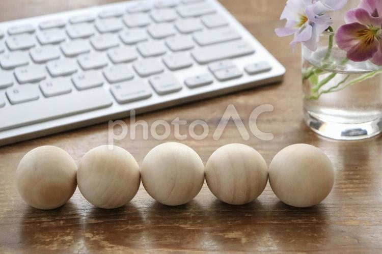 木のボール５個とお花 パソコン,キーボード,積み木の写真素材