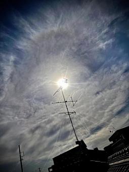 昼間の空と太陽 昼間の空と太陽の写真