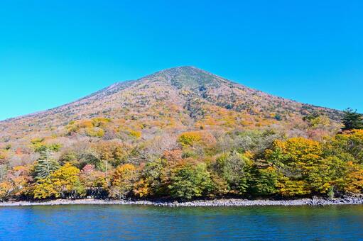奥日光の紅葉（中禅寺湖、男体山） 紅葉,秋,風景の写真素材