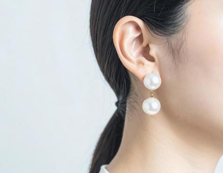 真珠のイヤリングの写真