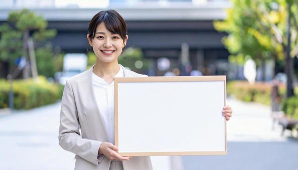 メッセージボードを持つ女性 メッセージボードを持つ女性の写真