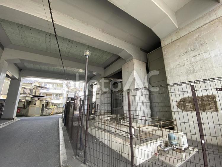 住宅地の高架下 高架下,住宅街,柵の写真素材