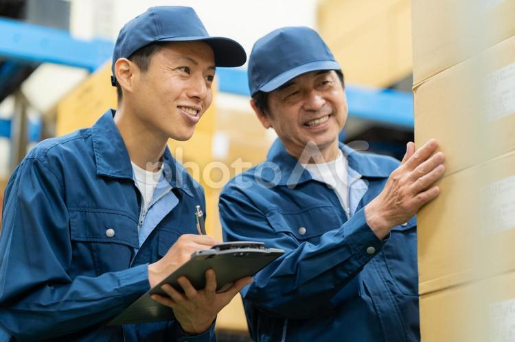 倉庫で働く男性作業員 会議,倉庫,工場の写真素材