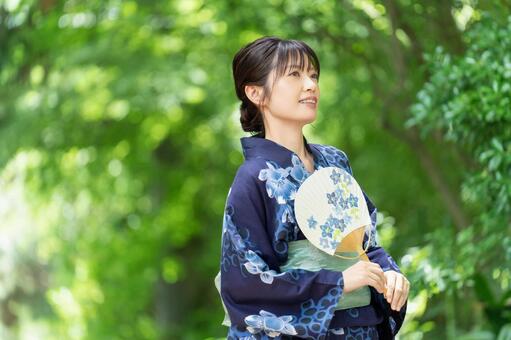 日本の夏・うちわを持つ浴衣姿の日本人女性 女性,人物,浴衣の写真素材