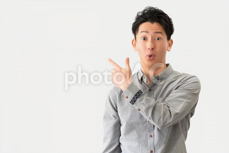 驚いた表情で指を差す男性ビジネスマン 男性,驚く,説明の写真素材