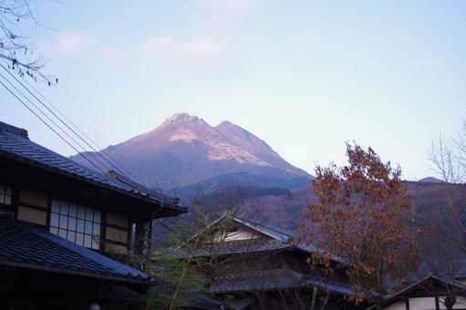 湯布院の街から望む由布岳　由布院　大分 由布岳,湯布院,由布院の写真素材