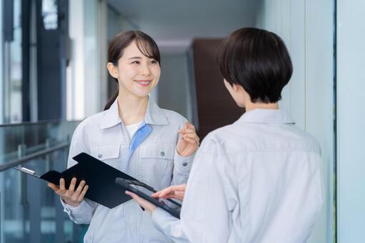 ビルメンテナンスする女性エンジニア 不動産,エンジニア,メンテナンスの写真素材