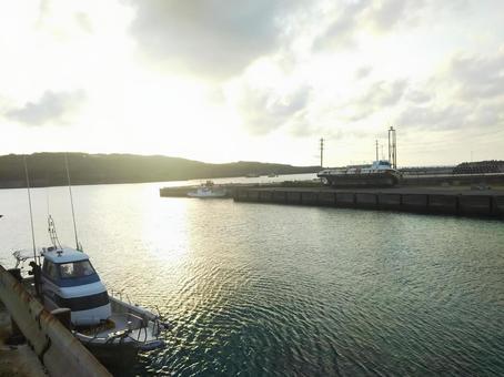 夕暮れの静かな港 夕暮れの静かな港の写真