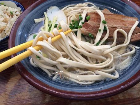 平たいきしめんのような沖縄そば麺リフト 平たいきしめんのような沖縄そば麺リフト 首里そば,沖縄そば,手打ちの写真素材