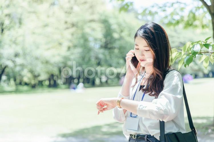 新緑の中で仕事するビジネスウーマン ビジネス,女性,ビジネスウーマンの写真素材
