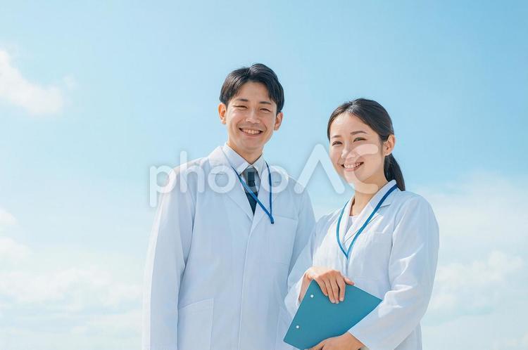 病院で働く白衣を着た医者・医療スタッフ 医者,医師,空の写真素材