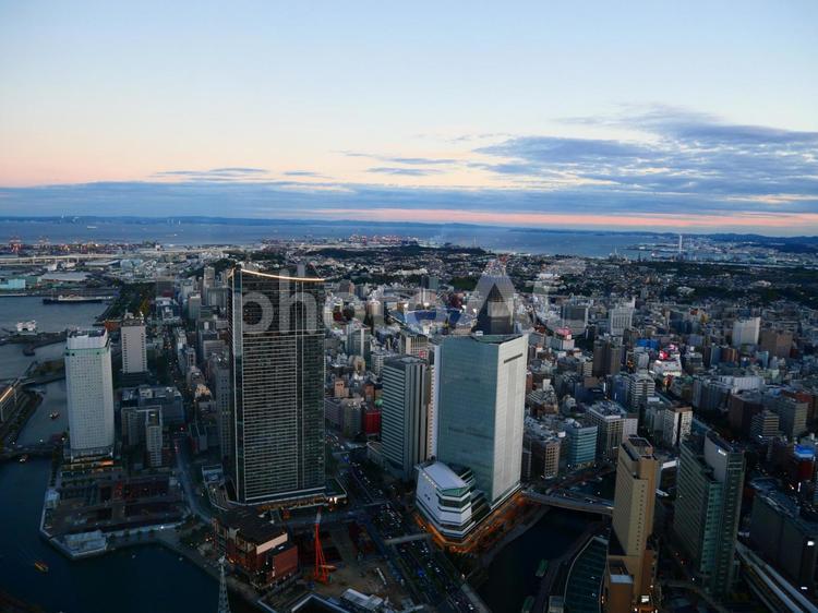 横浜の夕景 夕暮れ,ビル群,町並みの写真素材