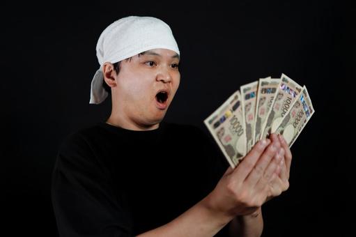 驚く男性とお金 驚く男性とお金 男性,驚き,表情の写真素材