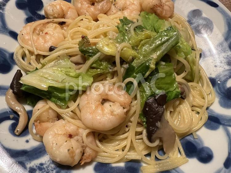 海老としめじとレタスのパスタ 海老,しめじ,レタスの写真素材