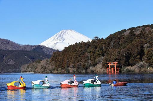 スワンボートの行列 スワンボートの行列 富士山,風景,青空の写真素材