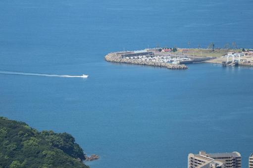 広がる青い海とマリーナ 海,青い海,マリンブルーの写真素材