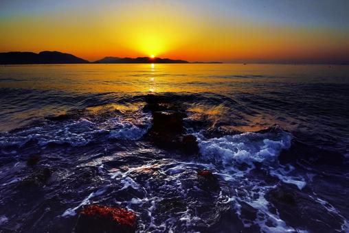 広島県呉市から見た瀬戸内海の日の出 日之出,瀬戸内海,朝焼けの写真素材